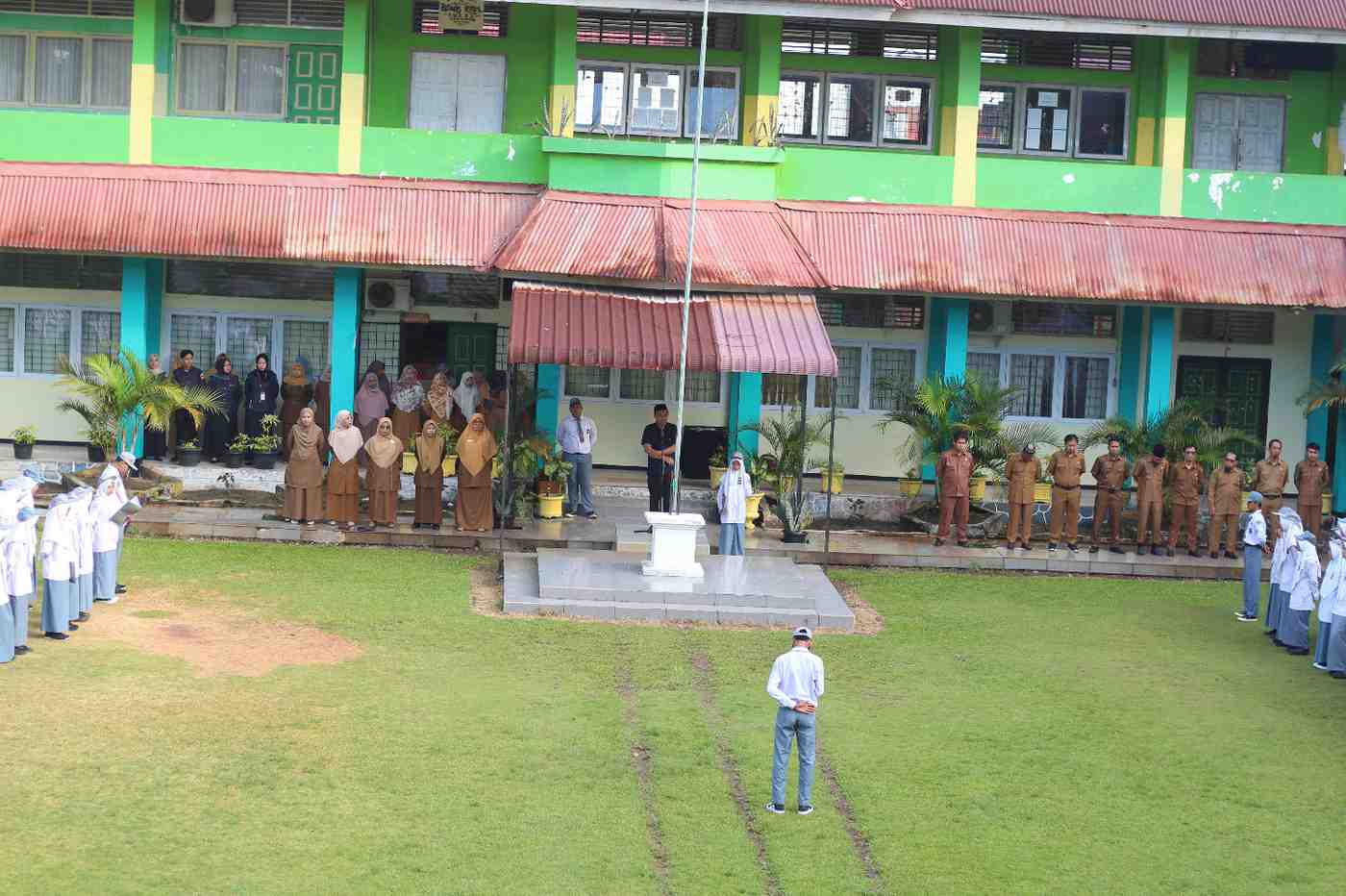 Kordiv HPPH Bawaslu Kota Pariaman menjadi Pembina Upacara di SMKN 2 Pariaman, 13/04/2026