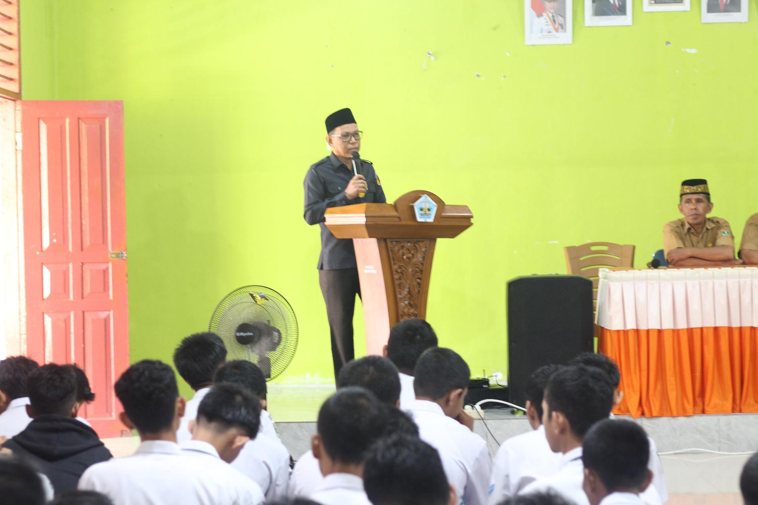 Pemaparan materi dari Ketua Bawaslu Kota Pariaman, Riswan dalam kegiatan konsolidasi demokrasi di SMA N 4 pariaman, 04/05/2026
