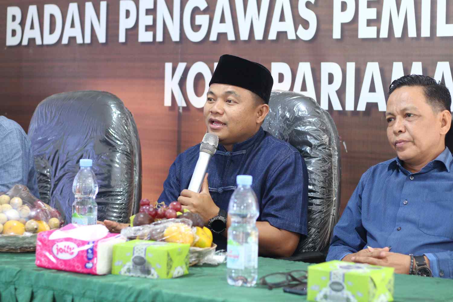 Anggota Bawaslu Provinsi Sumatera Barat, Muhammad Khadafi saat memberikan materi dalam kegiatan Diskusi Selaras terkait Pengelolaan Kehumasan Bawaslu Kota Pariaman, selasa 05/05/2026