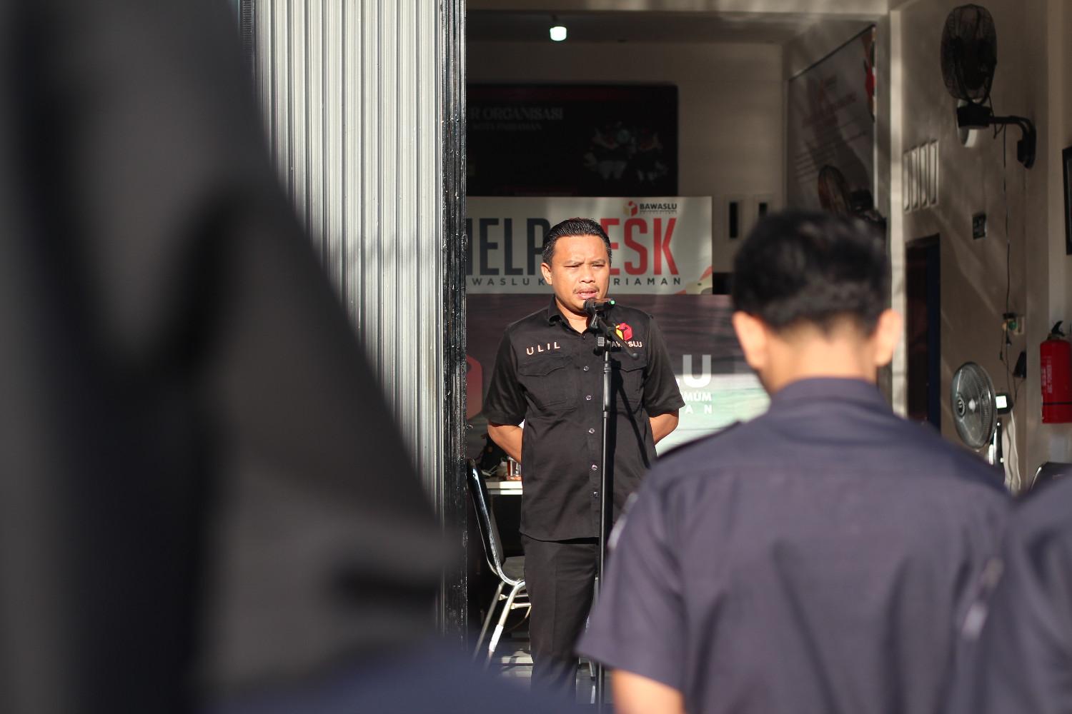 Koordinator Divisi Hukum, Pencegahan, Partisipasi Masyarakat dan Hubungan Masayrakat Bawaslu Kota Pariaman, Ulil Amri sedang menyampaikan amanat dalam apel pagi, senin 18/05/2026