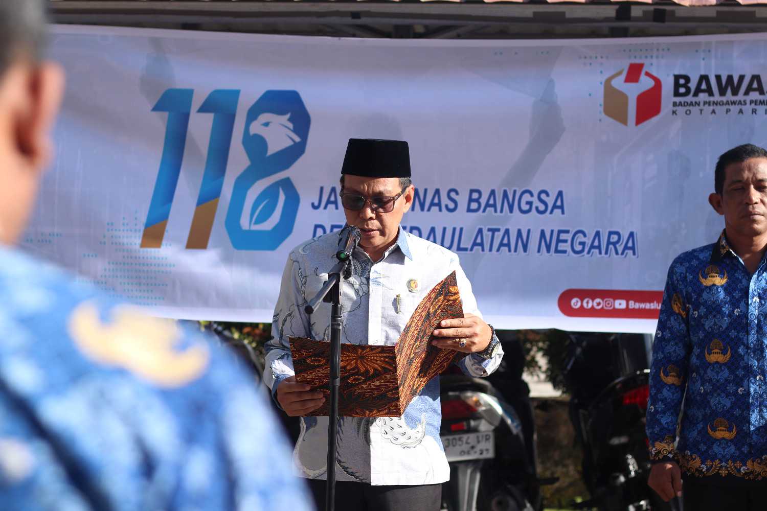 Ketua Bawaslu Kota Pariaman, Riswan dalam menyampaikan amanatnya pada upacara bendera peringatan hari kebangkitan nasional tahun 2026, 20/05/2026