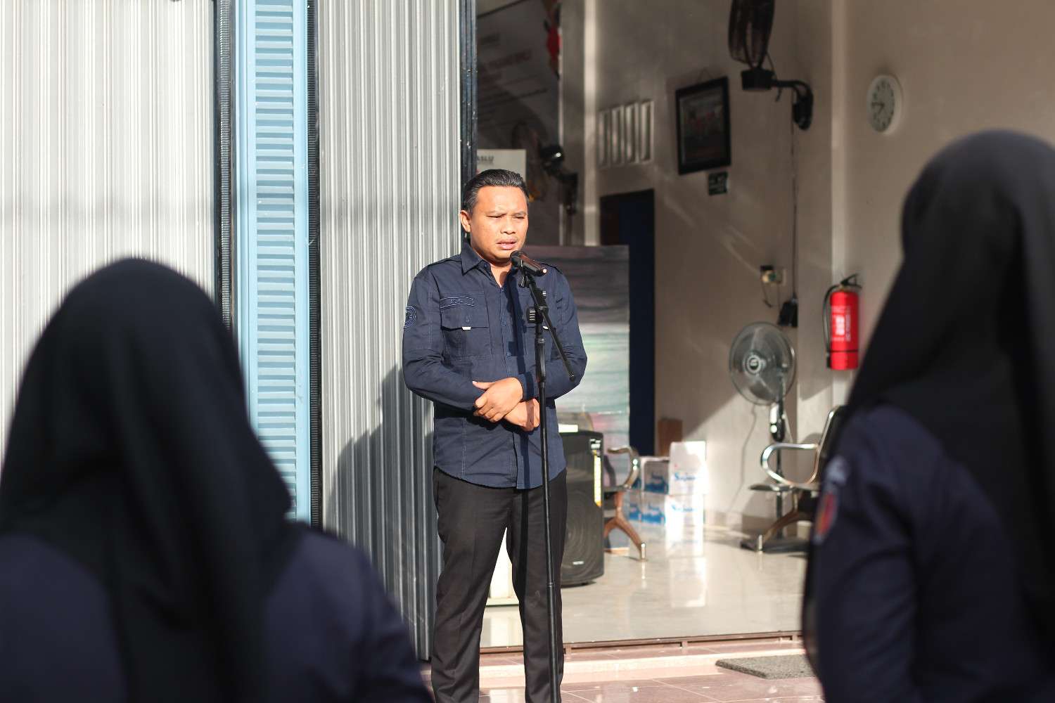 Ulil Amri, Anggota Bawaslu Kota Pariaman sedang memberikan amanat dalam apel pagi, 25/05/2026