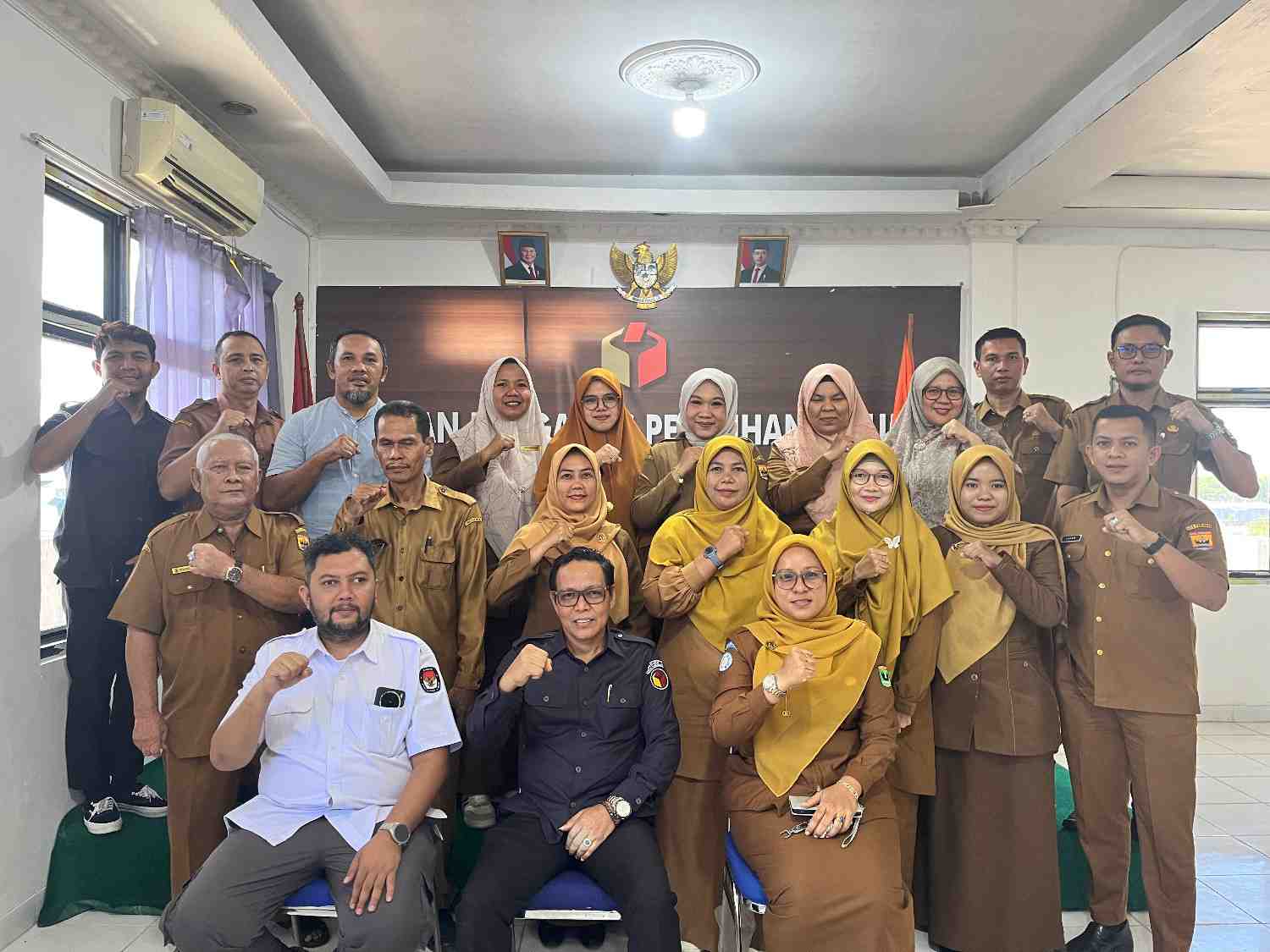 Rapat Koordinasi Penyamaan Persepsi dalam Pengelolaan Keterbukaan Informasi bersama sejumlah badan publik dari pemerintah desa dan SMA di Kota Pariaman, Senin (22/6/2026)