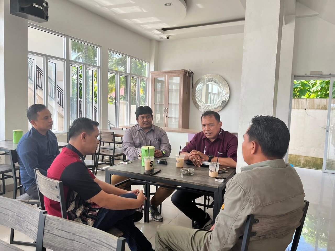 Konsolidasi dan Sosialisasi Kompetisi debat Bawaslu pariaman bersama Dekan Hukum Unisbar Pariaman, jumat 03/07/2026