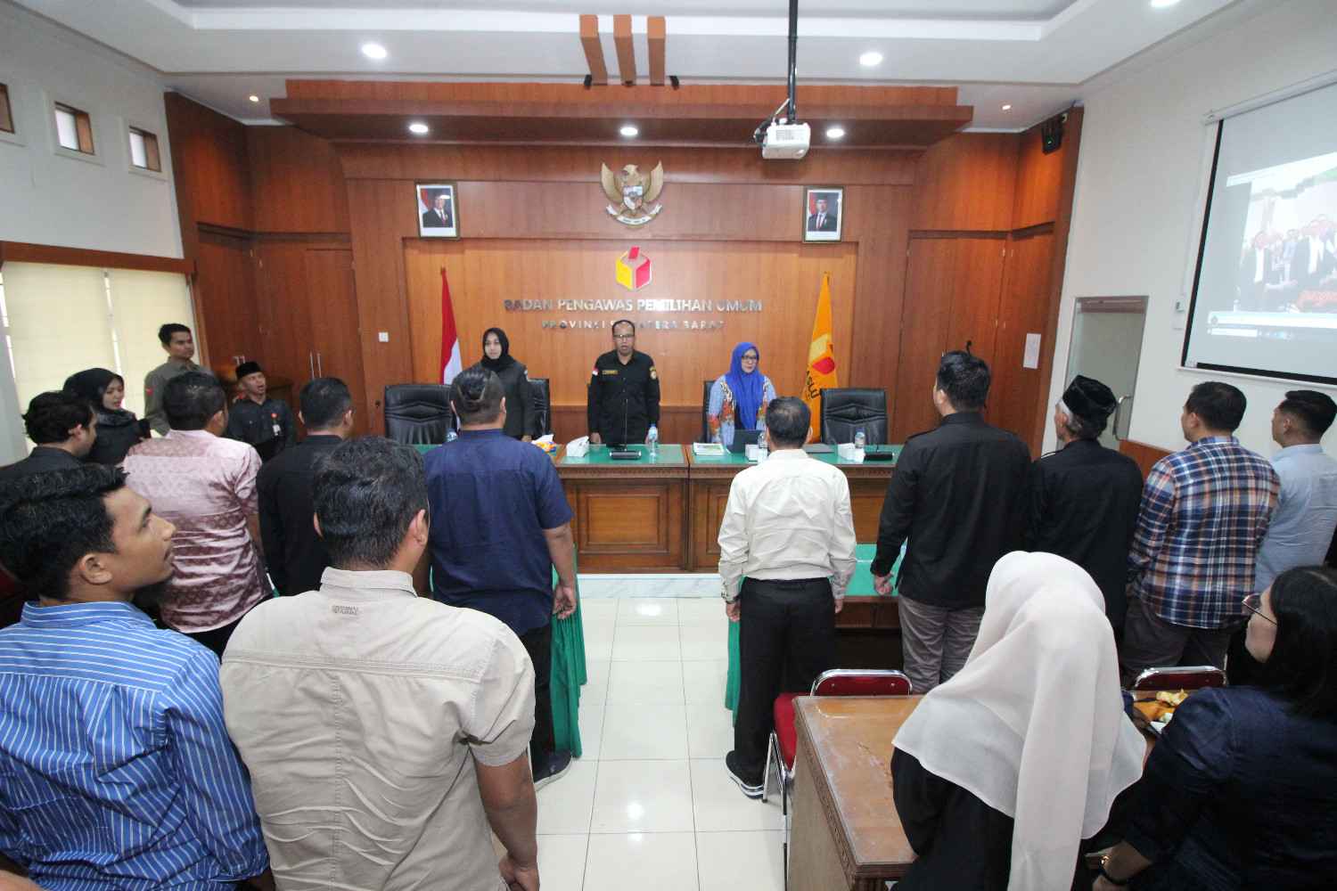 Rapat Dalam Kantor Bawaslu Provinsi SUmatera Barat, selasa, 11/08/26