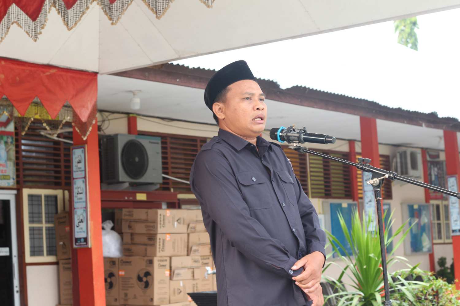 Ulil Amri, Anggota Bawaslu Kota Pariaman sedang memberikan kata sambutan dalam Upacara Bendera di SMA N 3 Pariaman, senin 03/058/26 
