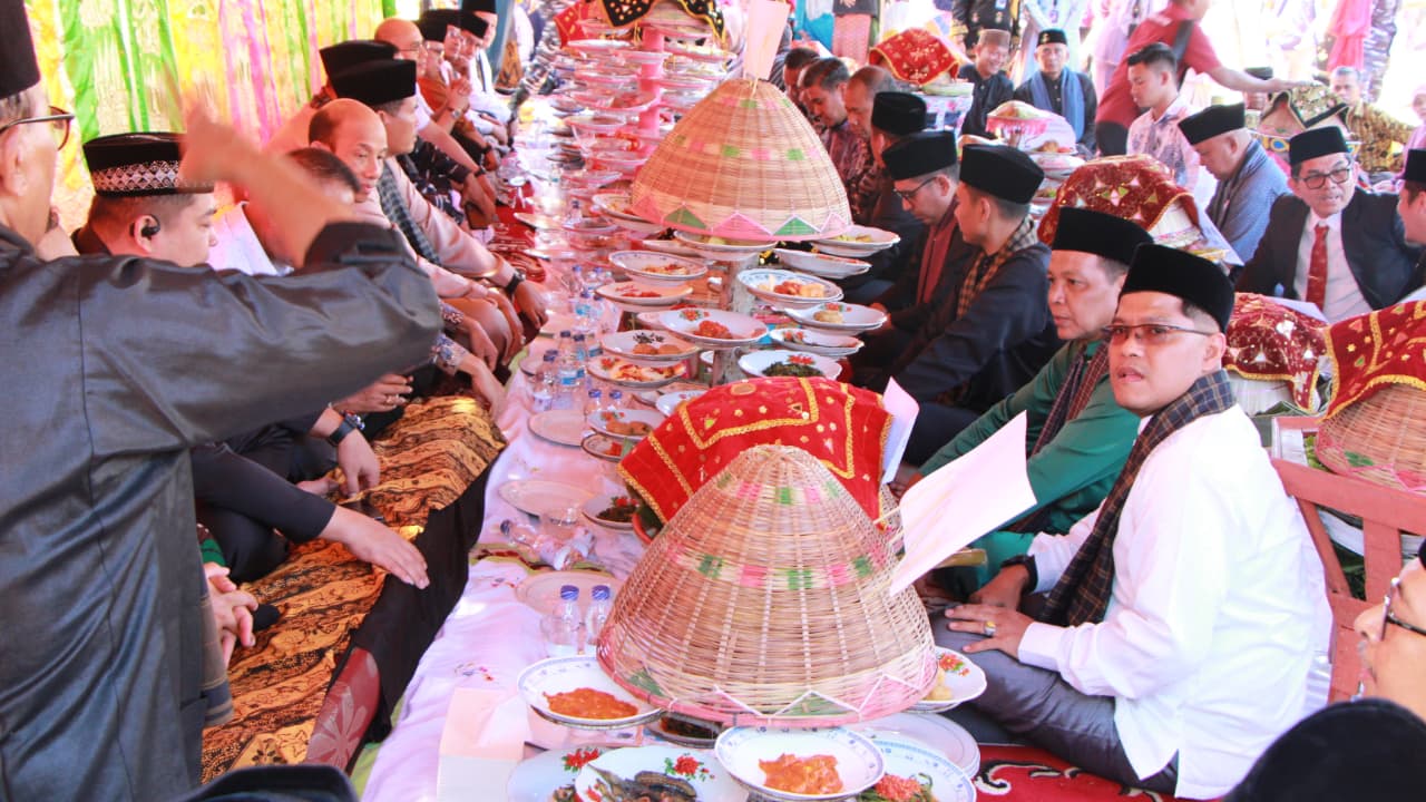 Ketua Bawaslu Pariaman, Riswan saat menghadiri makan bajamba dalam rangka HUT Kota Pariaman, 02/07/26