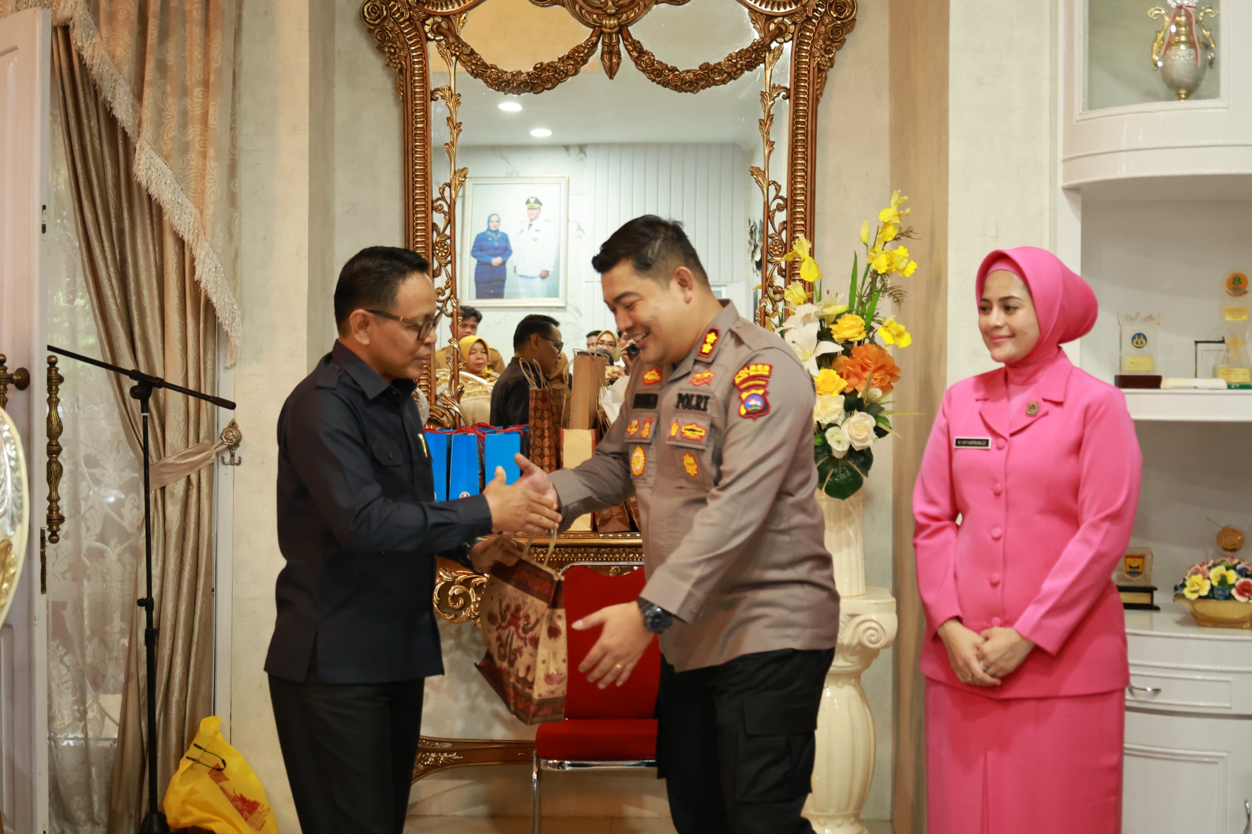 Ketua Bawaslu Kota Pariaman, Riswan bersalaman dengan Kapolres Pariaman yang lama, Andreanaldo Ademi, senin 03/08/26