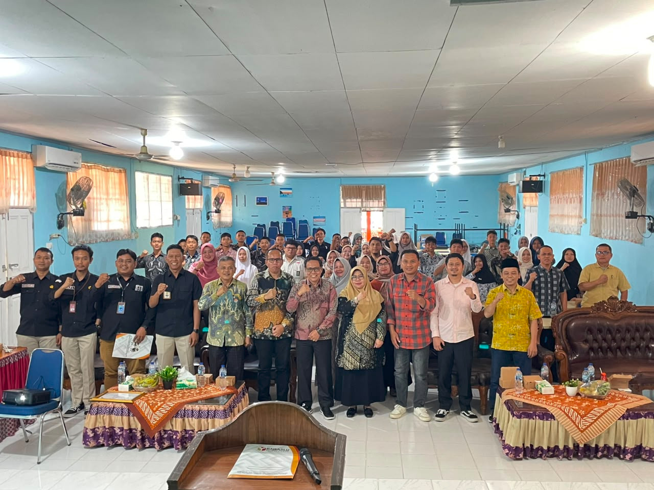Foto bersama saat pembukaan Kegiatan P2P Bawaslu Kota Pariaman, 25/07/26