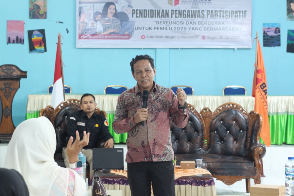 Ketua Bawaslu Kota Pariaman, Riswan dalam penyampaian materi kepada peserta P2P, 25/07/26