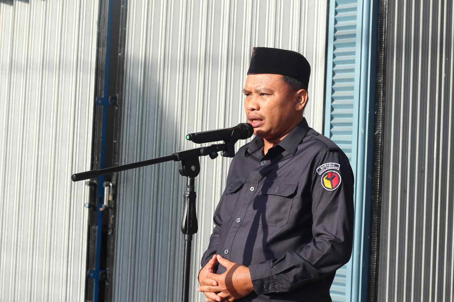 Anggota Bawaslu Kota Pariaman, Ulil Amri saat menjadi pembina apel pagi Bawaslu, 27/07/26.