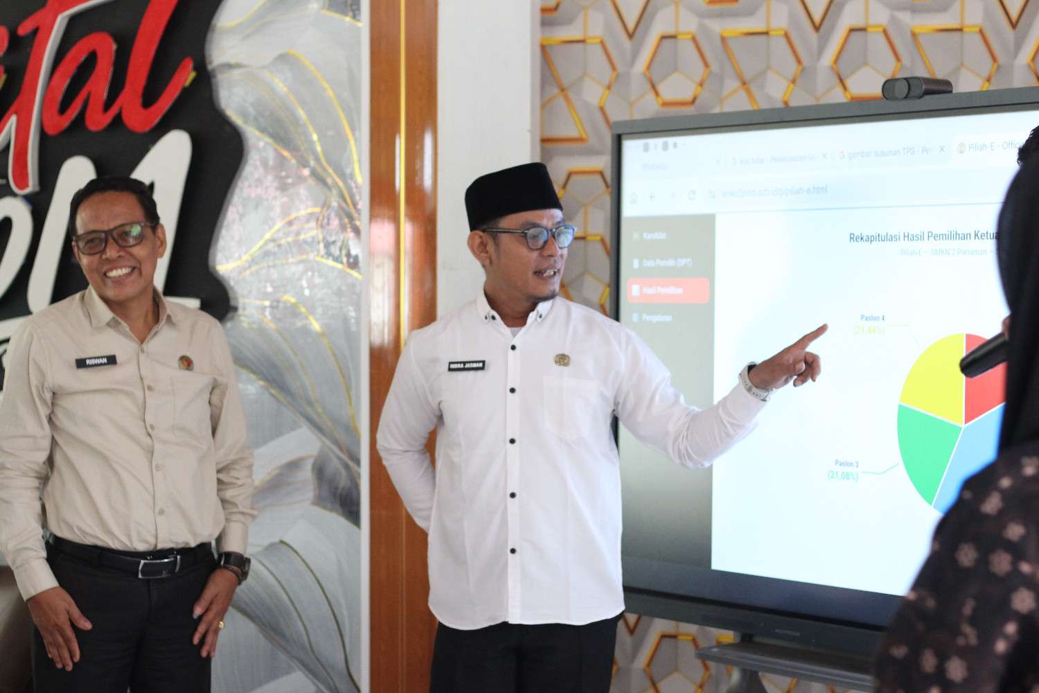 Kehadiran Ketua Bawaslu Kota Pariaman, Riswan dalam penghitungan suara pemilihan calon ketua dan wakil ketua OSIS SMKN 2 Pariaman, 16/09/26