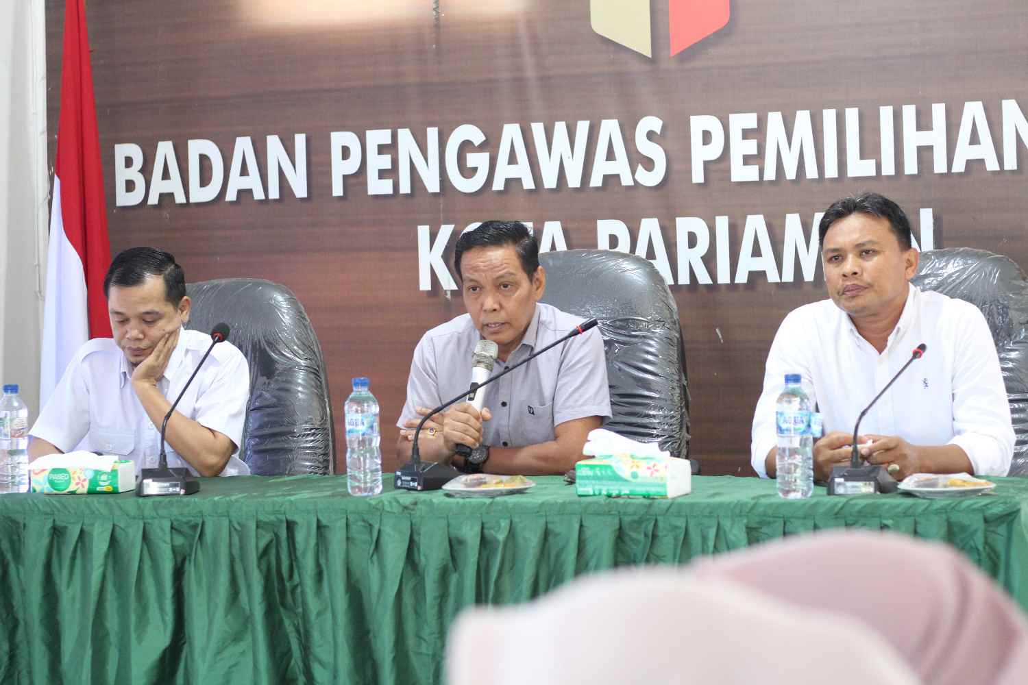 Ketua Bawaslu Kota Pariaman, Riswan didampingi oleh Anggota saat memberikan sambutan dan wejangan saat rapat internal, 23/09/26