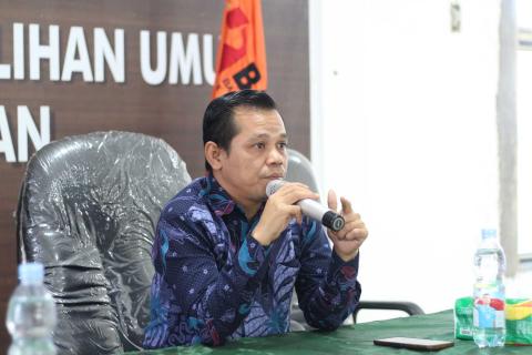 Elmahmudi, Kordiv PPPS Bawaslu Kota Pariaman saat memberikan arahan terkait progres penyelesaian memori Bawaslu Kota Pariaman, 16/12/25