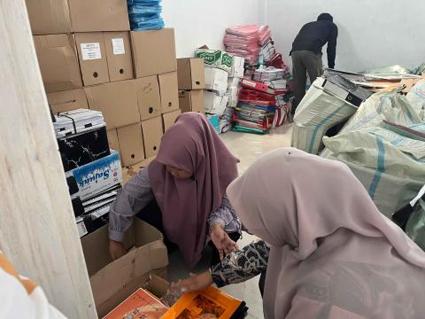 Pemilahan arsip oleh staf sekretariat Bawaslu Kota Pariaman, 09/01/26