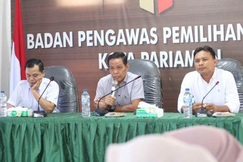 Ketua Bawaslu Kota Pariaman, Riswan didampingi oleh Anggota saat memberikan sambutan dan wejangan saat rapat internal, 23/09/26