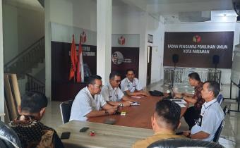 Supervisi Ketua Bawaslu Sumatera Barat Surya Efitrimen ke Bawaslu Kota Pariaman