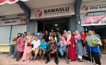 foto bersama Pimpinan Bawaslu dengan Kelompok Disabilitas
