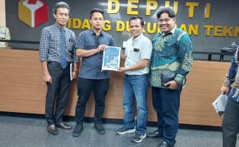 Foto penyerahan laporan tahunan penyelesaian sengketa proses pemilu tahun 2023
