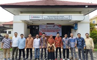 Foto bersama Kordiv Bawaslu Kabupaten/Kota setelah Upacara