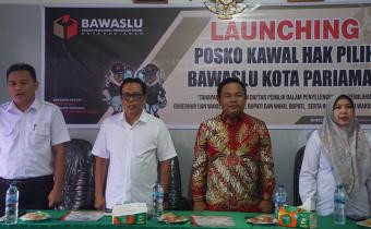 Foto pimpinan bawaslu kota pariaman dan bawaslu provinsi sumatera barat saat menyanyikan lagu indonesia raya