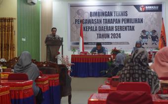 Foto Ketua Bawaslu Kota Pariaman saat memberikan kata sambutan dan membuka acara di kegiatan Bimtek Tahapan Pemilihan Kepala Daerah Tahun 2024