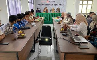 Koordinator Divisi HPPH, Ulil Amri memberikan Pengarahan saat Rakor Kehumasan bersama Panwascam