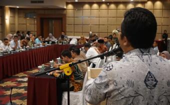 Foto Ketua Bawaslu Provinsi Sumatera Barat sedang memberikan kata sambutan di hadapan peserta Rapat Koordinasi Pengawasan Pemilu Partisipatif