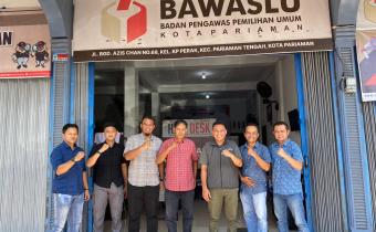 Foto bersama Koordinator Divisi HPPH, Ulil Amri, Koordinator Sekretariat, Yoga Tri Rizki Bawaslu Kota Pariaman dengan tim polda sumbar