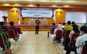 Foto Ketua Bawaslu Riswan saat menjadi Narasumber pada Rapat Koordinasi Persiapan Pemutakhiran Data Pemilih Pemilihan GUbernur dan Wakil Gubernur, Bupati dan Wakil Bupati, Walikota dan Wakil Walikota tahun 2024 