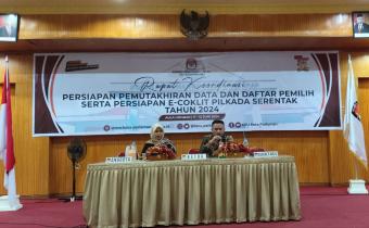 Foto saat Koordinator Hukum, Pencegahan, Partisipasi Masyarakat dan Hubungan Masyarakat, Ulil Amri saat Hadir sebagai Narasumber dalam Rapat Koordinasi Persiapan Data dan Daftar Pemilih serta Persiapan Coklit Pilkada Serentak Tahun 2024 Di Aula Unisbar, Rabu (12/06/24)