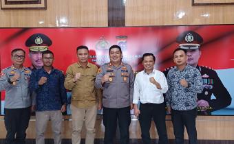 Foto bersama kapolres Pariaman, Andreanaldo Ademi dengan Kordiv HPPH, Ulil Amri dan Kordiv PPPS, Elmahmudi Bawaslu Kota Pariaman