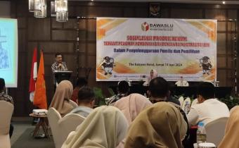 Foto saat Beny Aziz membuka kegiatan Sosialisasi Produk Hukum terkait Pedoman Pembinaan dan Pengawasan Netralitas ASN dalam Penyelenggaraan Pemilu dan Pemilihan yang diselenggarakan di Balcone Hotel & Resort Bukittinggi, Jumat (14/06/24).