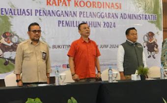 Foto Pimpinan Bawaslu Provinsi Sumatera Barat saat menyanyikan Lagu Indonesia Raya dan Mars Bawaslu