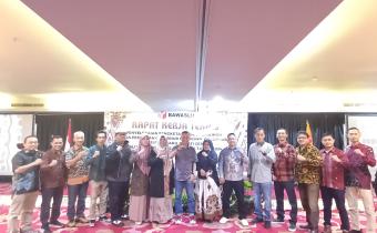 Foto Kordiv Penanganan Pelanggaran, Elmahmudi bersama pimpinan bawaslu Provinsi dan Kabupaten/Kota se-Sumatera Barat