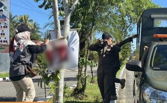 Foto penertiban APK  DPD PSU di Jalan Raya