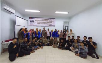 Foto Kordiv HPPH Bawaslu Kota Pariaman, Ulil Amri beserta staf foto bersama mahasiswa