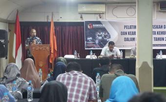 Foto Ketua Bawaslu, Riswan saat membuka acara Pelatihan Tata Naskah Dinas, dan Kearsipan serta Kehumasan dalam Pemilihan Tahun 2024, minggu (07/07/24). 