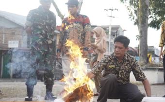 Foto pemusnahan surat suara yang tak layak dan berlebih