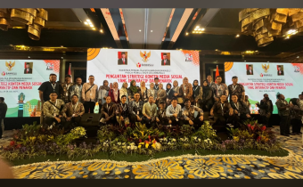 Foto bersama staf bawaslu kabupaten/kota se sumatera barat dalam kegiatan penguatan strategi konten media sosial