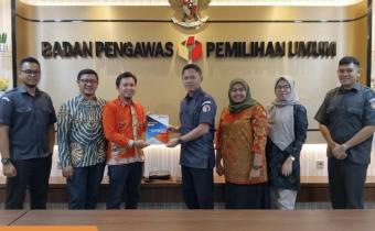 Foto serah terima laporan bawaslu kota pariaman ke bawaslu RI