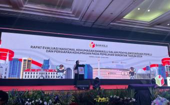 Foto Kordiv Pencegahan, Parmas dan Humas Bawaslu Republik Indonesia, Lolly Suhenty saat Membuka Acara Rapat Evaluasi Nasional Kehumasan, Minggu (30/06/24).