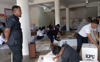 Foto Pengawasan Koordsek Bawaslu Kota Pariaman dalam penghitungan logistik untuk PSU