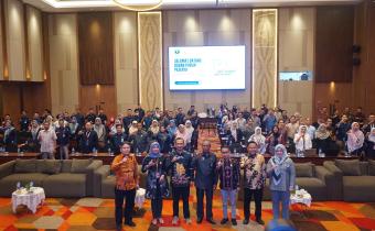 Foto bersama dalam kegiatan bimtek monev KIP tahun 2024