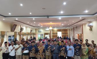 Foto bersama pimpinan Bawaslu, KPU, dan peserta rapat pleno terbuka rekapitulasi DPD tingkat kota pariaman