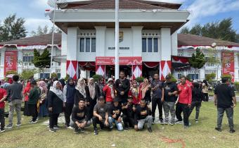 Foto bersama dalam rangka memeriahkan HUT RI ke 79 yang diadakan oleh Pemerintah Kota Pariaman