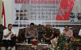 Foto saat Pimpinan akan menyampaikan materi kegiatan Rapat Koordinasi Evaluasi Penanganan Pelanggaran Pemilu 2024 bersama Gakkumdu