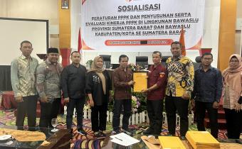 Foto penyerahan SK PPPK yang diserahkan oleh Kabag SDM Bawaslu Provinsi Sumatera Barat kepada Koorsek Bawaslu Kota Pariaman
