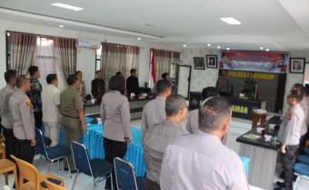 foto saat menyanyikan lagu indonesia raya pada rakor bersama polres pariaman