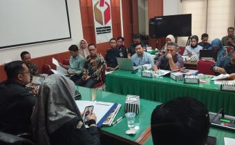 Foto Ketua Bawaslu, Riswan dan staf, Syaiful Abdi hadiri rakernis konsolidasi hasil pengawasan pleno rekapitulasi tingkat kota